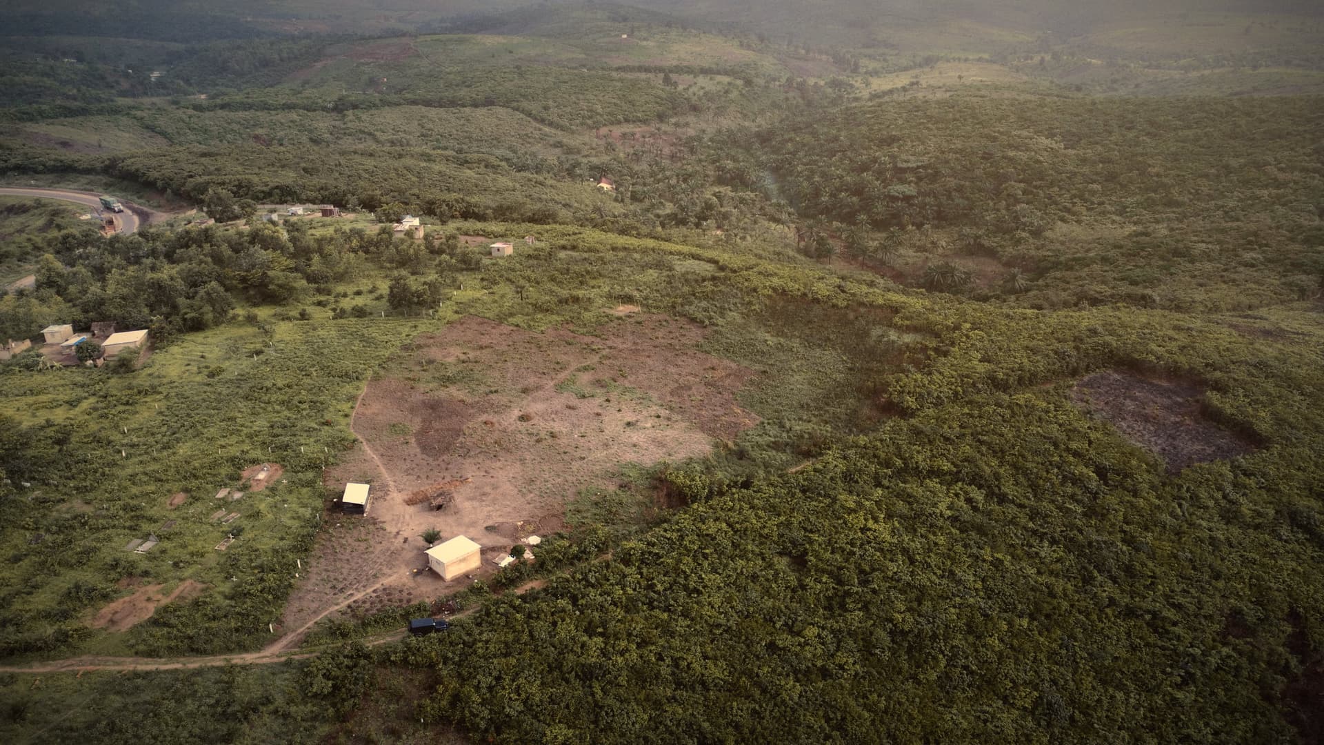 Vue aérienne du terrain de Kasangulu, où sera bâti le village.