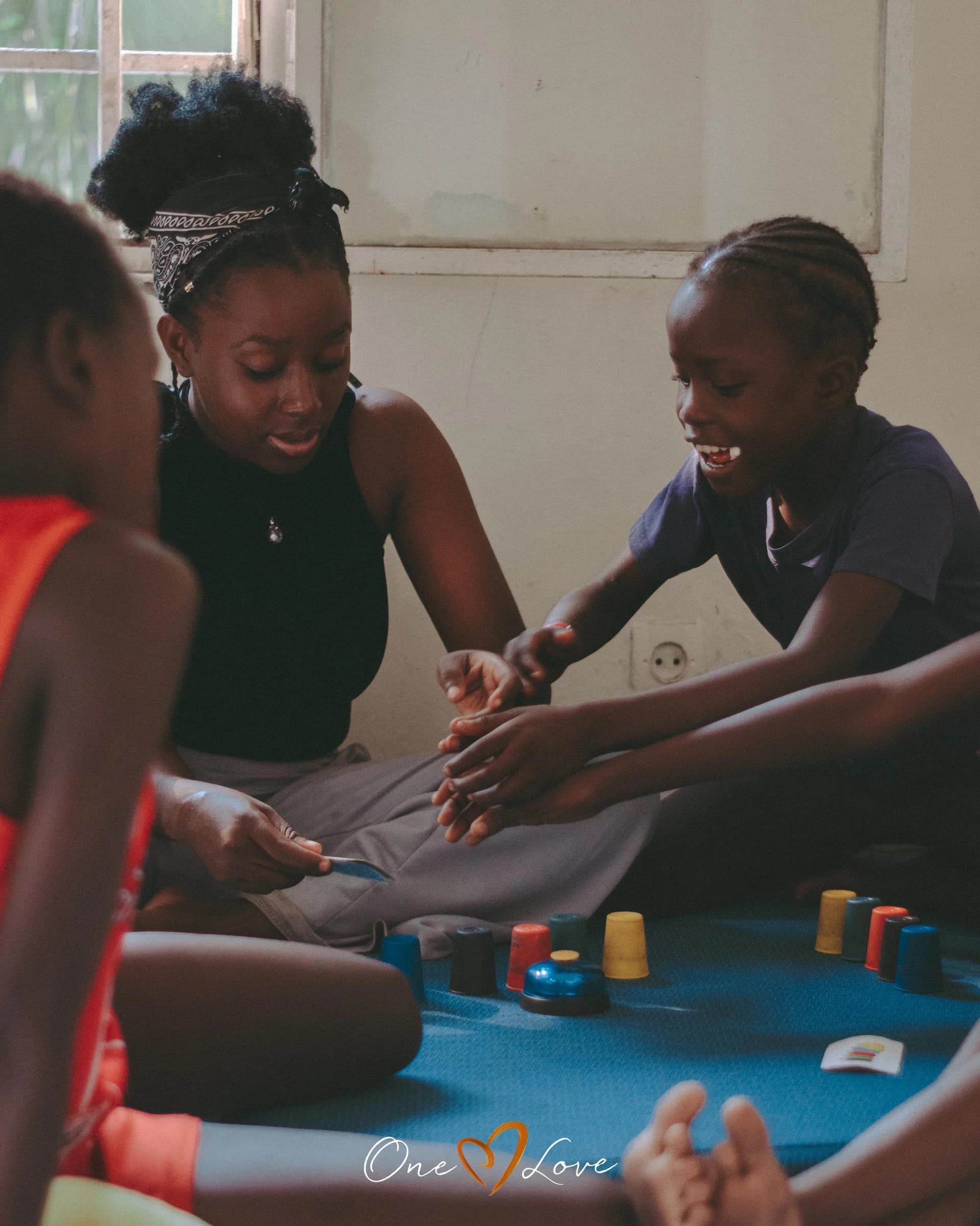 Des filles jouent à un jeu de société.