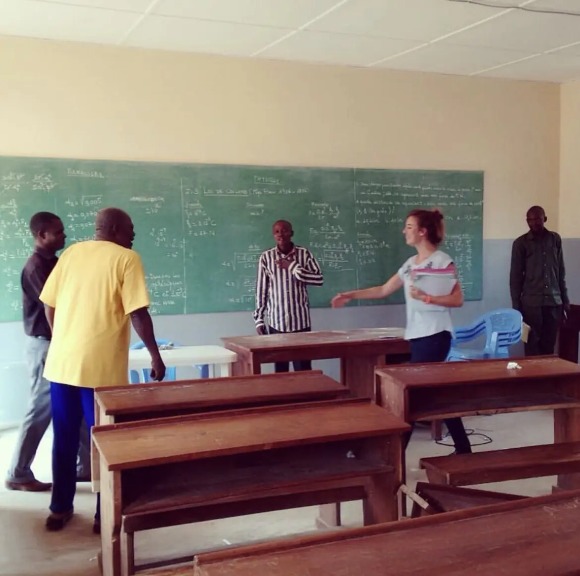 Des membres de l’équipe dans une salle de classe à Kinshasa.