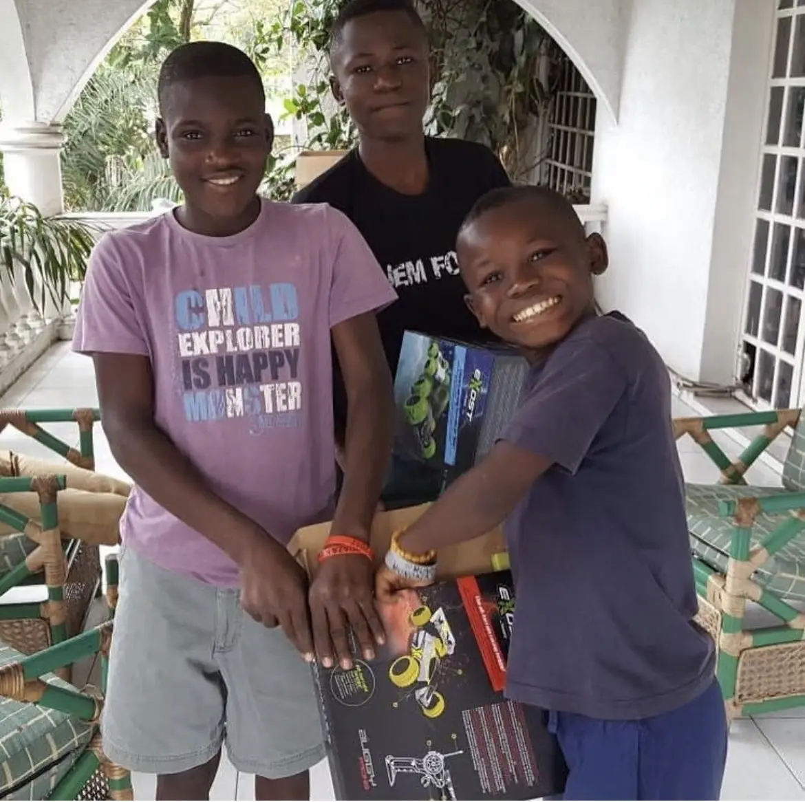 Des garçons de la One Love House, tout sourire.