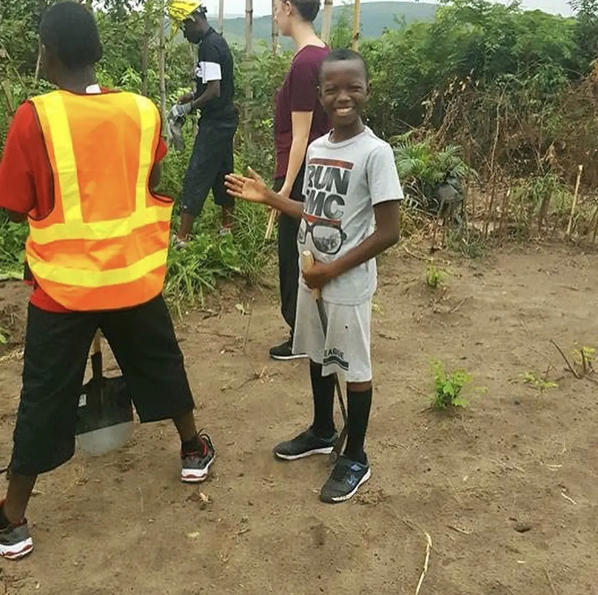 Débroussaillage du terrain de Kasangulu, en 2018.