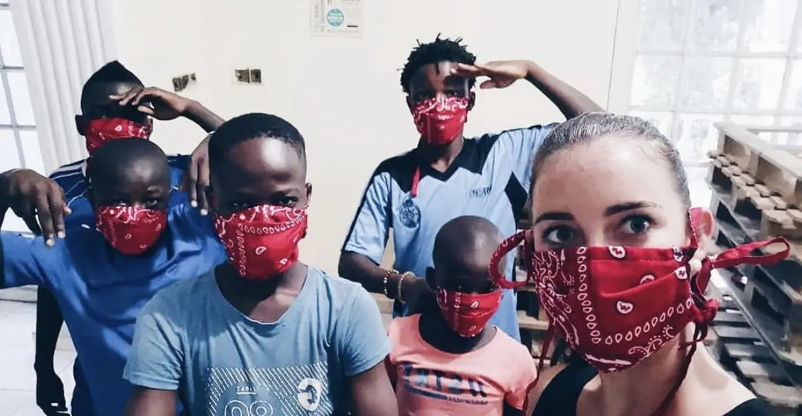 Masques pour tous pendant le confinement de 2020.