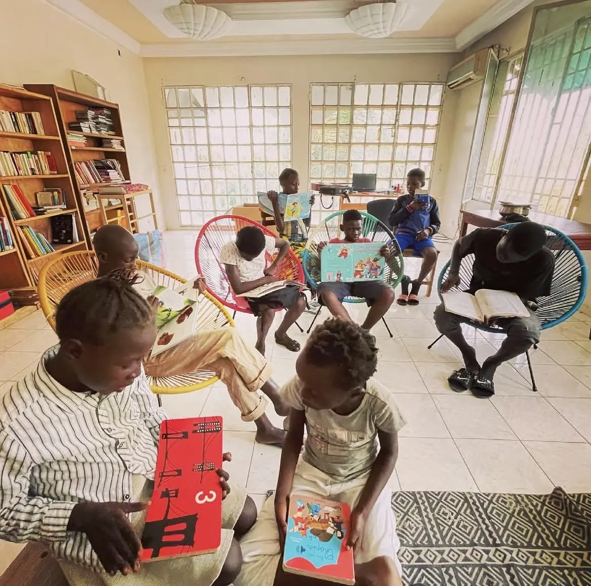 Lecture et jeux à la bibliothèque du centre.