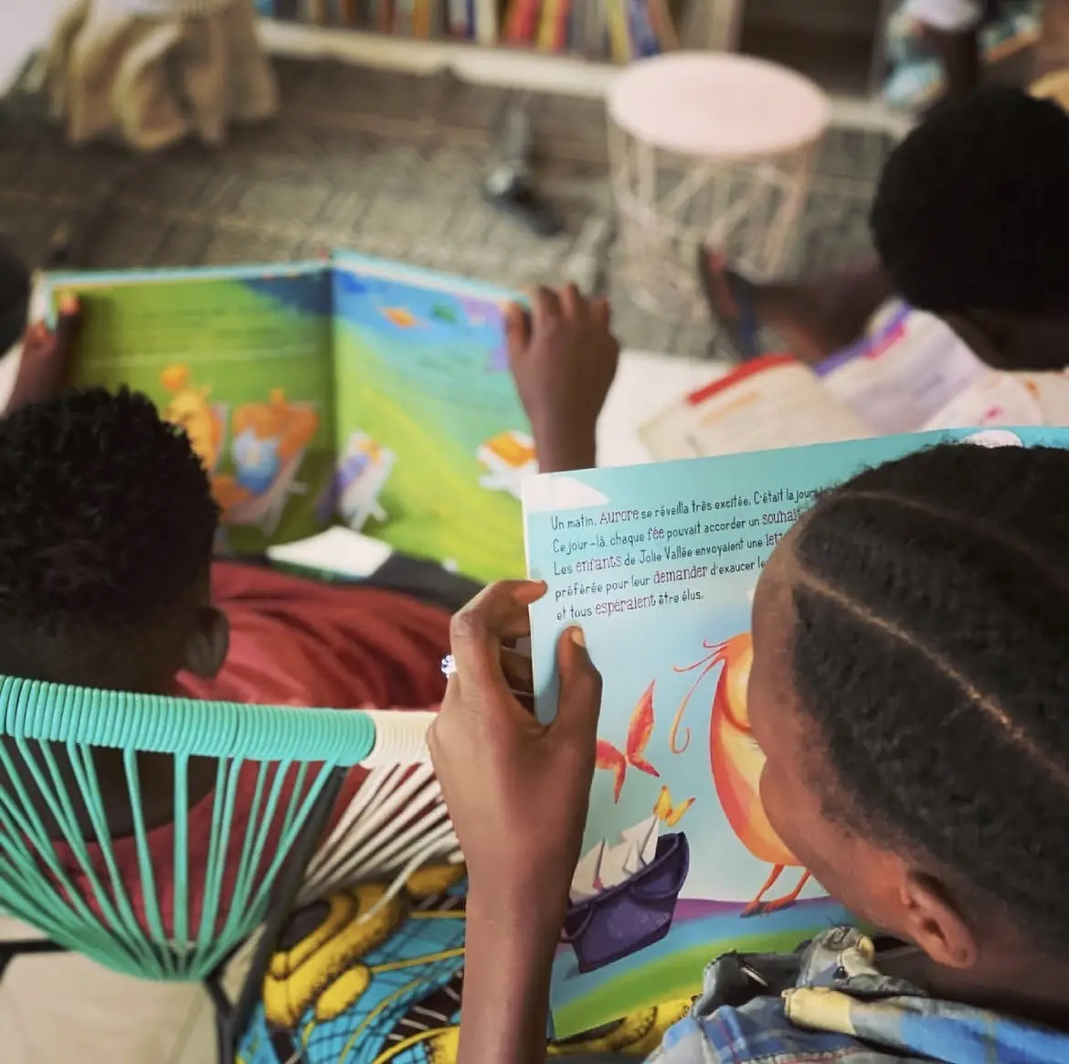 Un moment de lecture au centre aéré.