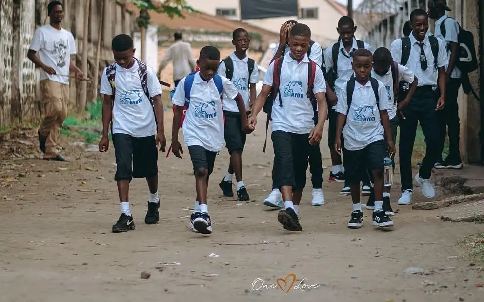 Des garçons de One Love sur le chemin de l’école.