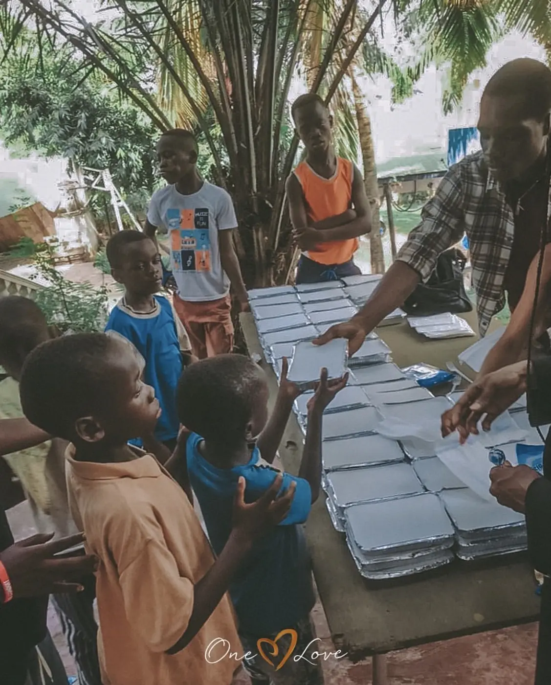 Chaque enfant reçoit son repas.