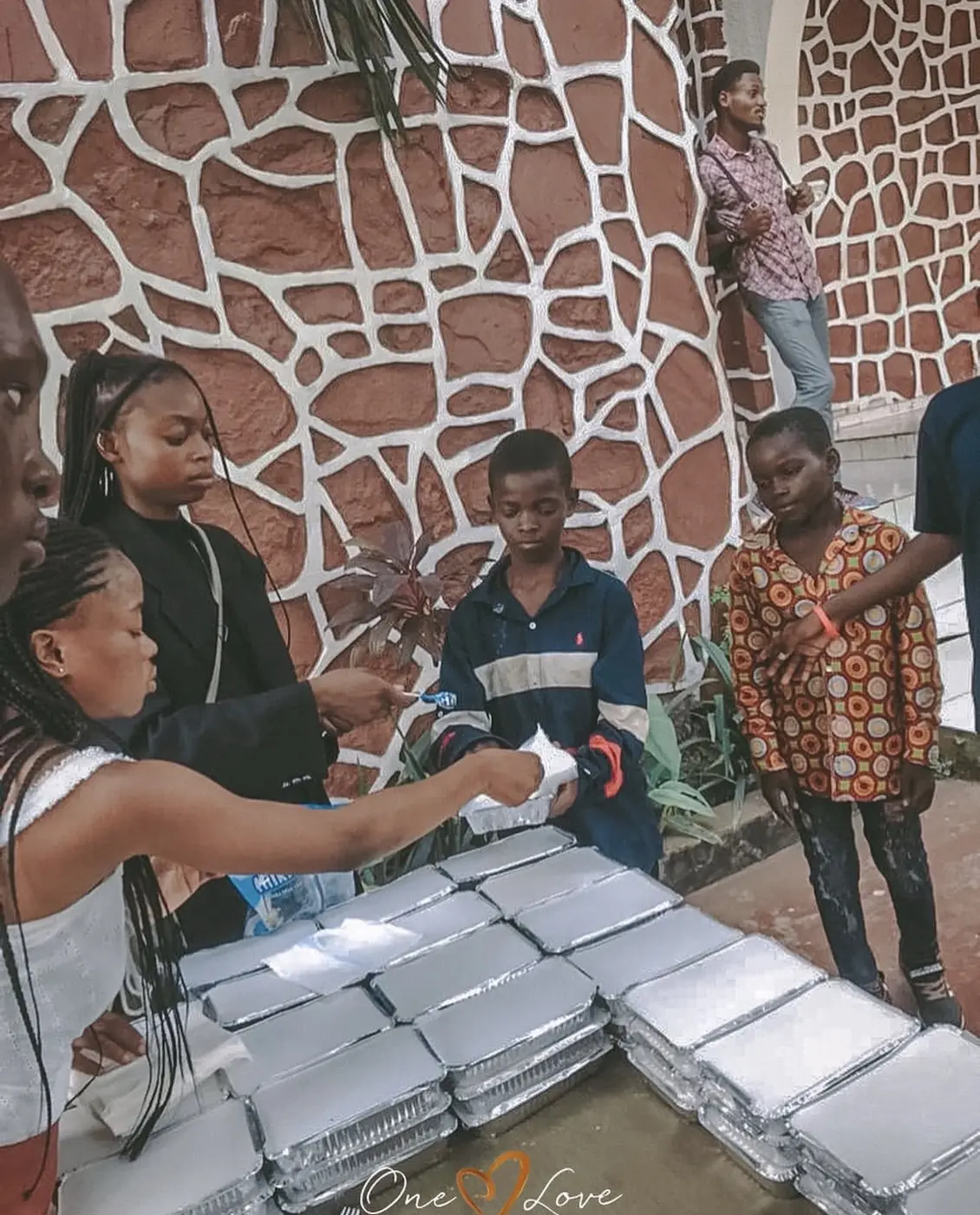 Distribution de repas au centre.