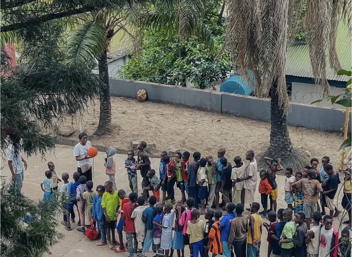 Les enfants rassemblés dans la cour du centre.