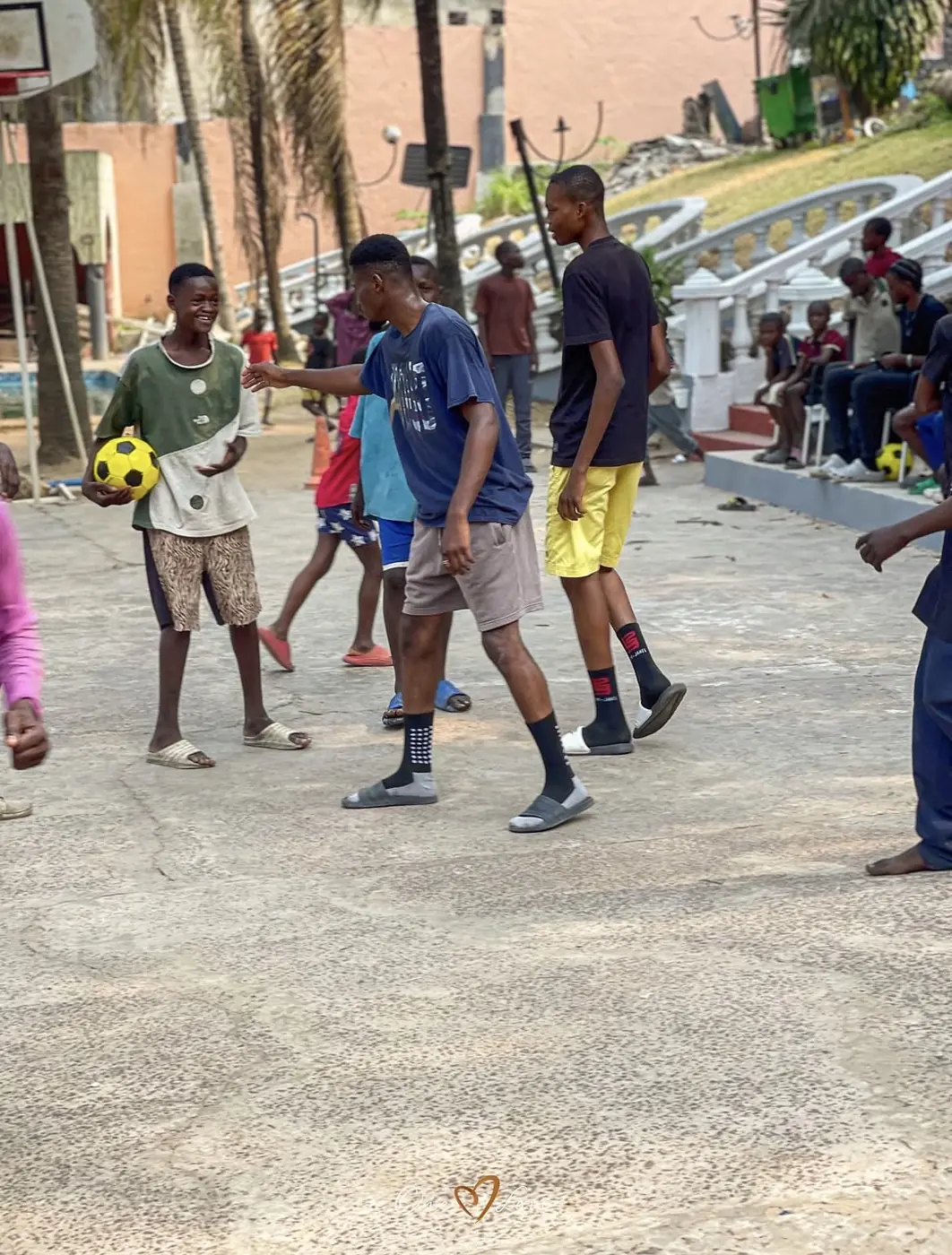 Football dans la cour.