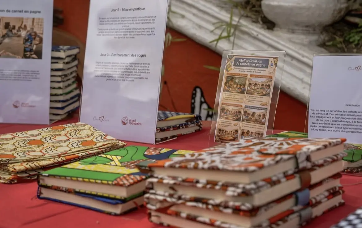 Des carnets en pagne fabriqués par les enfants.