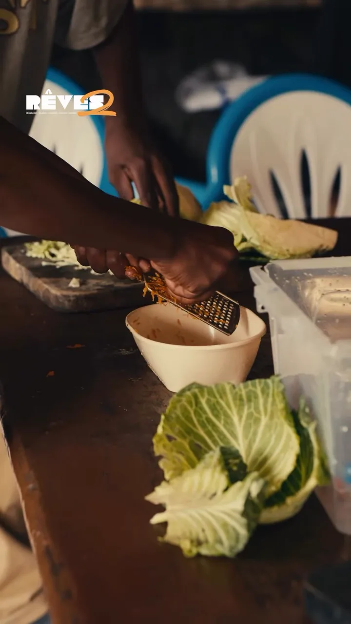 Hands preparing vegetables during a cooking workshop of the RÊVES 2 project.