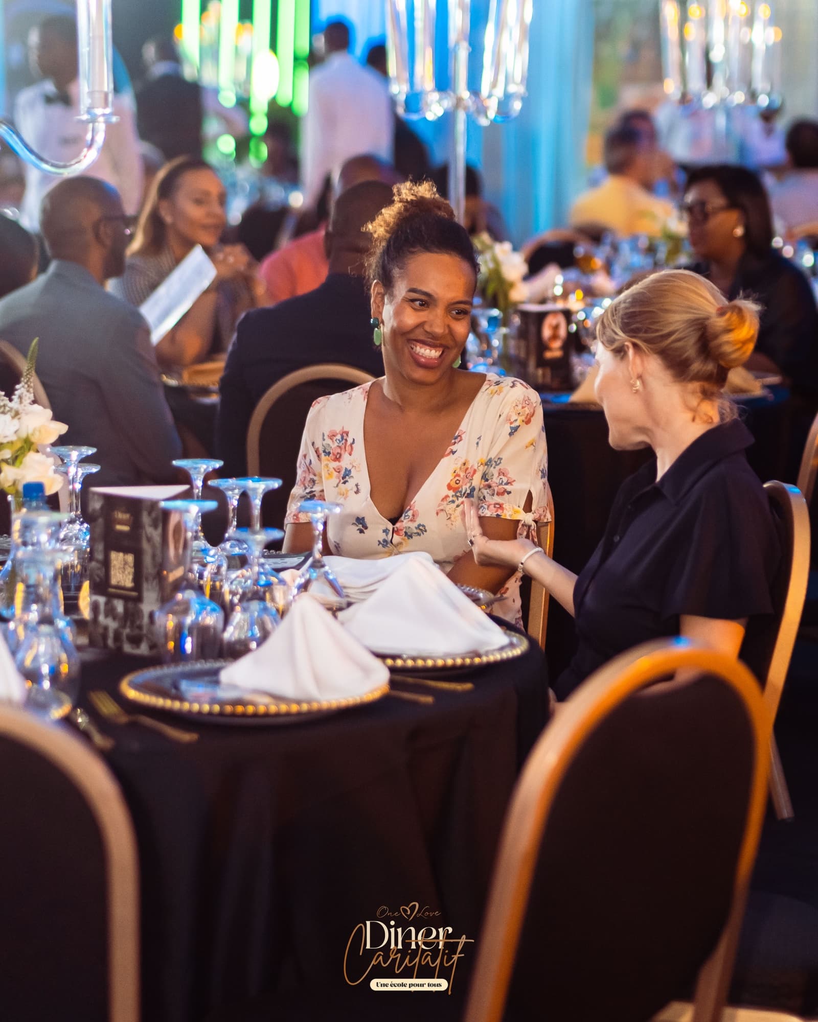 Des invités à table lors du premier dîner caritatif.
